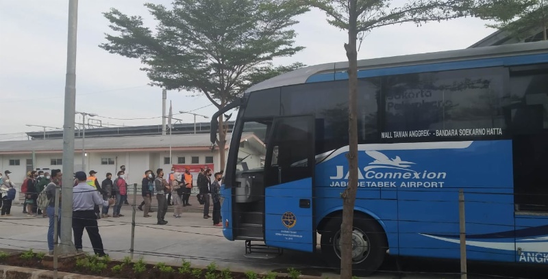 Bus Bantuan BPTJ di Stasiun Cikarang (Amt)