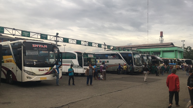 Situasi kondisi terkini di Terminal Bekasi, Jawa Barat. Foto: BeritaTrans.com dan Aksi.id.