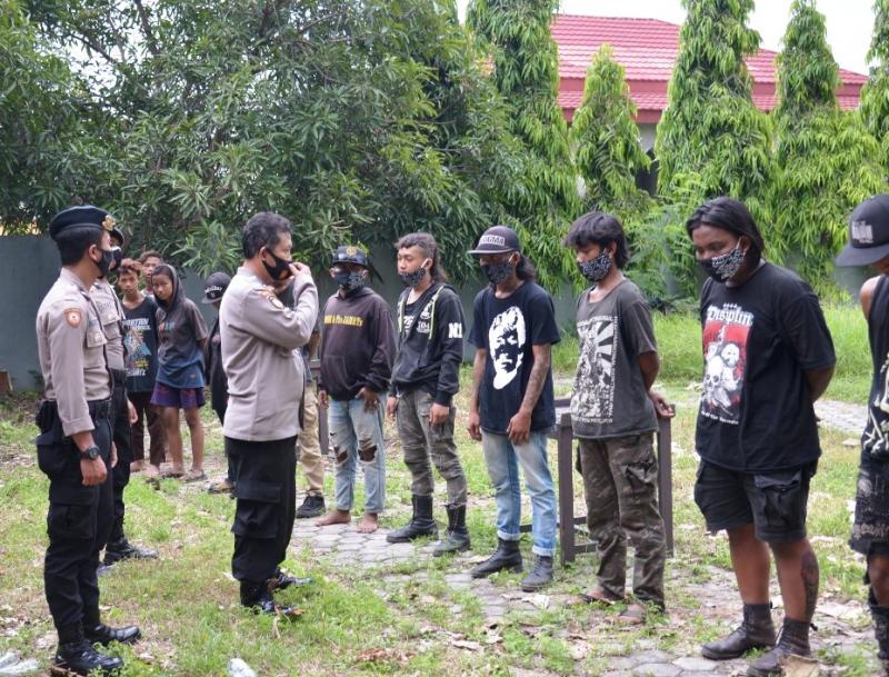 Belasan anak-anak  punk setelah dirazia sedang mendapatkan arahan di Markas Polres Indramayu. (Taryani) 