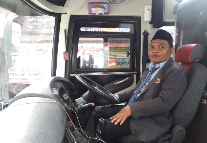 Eko 38 tahun, pengemudi bus PO Harapan Jaya dengan mengenakan seragam lengkapnya. 