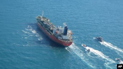 Kapal Hankuk Chemi yang disita dan dikawal ketat oleh dikawal oleh kapal Pengawal Revolusi Iran di Teluk Persia, 4 Januari 2021. (Tasnim News Agency via AP)