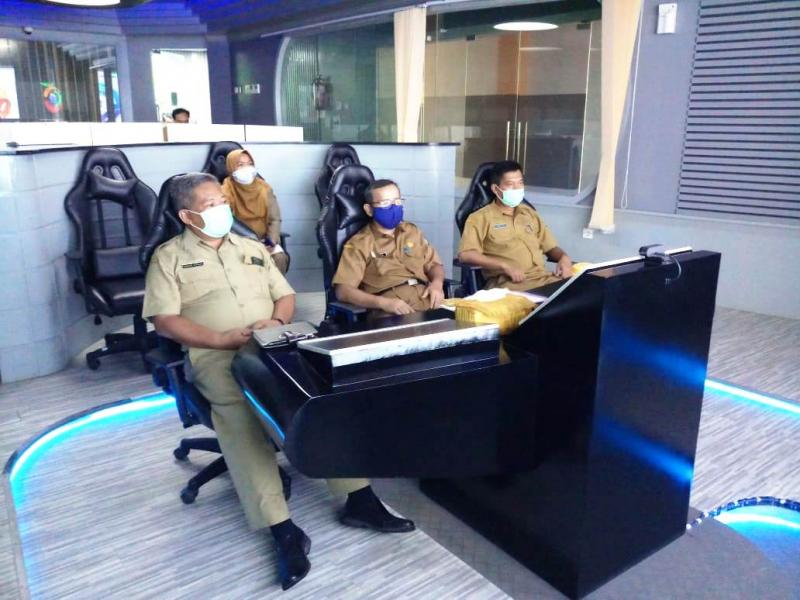 Suasana saat video conference (zoom) di Indramayu Command Centre (ICC), Selasa (5/1/2021). (Taryani)