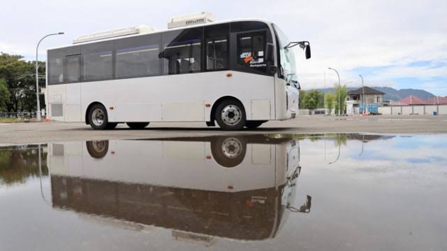 Bus listrik BYD tipe C6 saat uji coba di Banda Aceh. Foto: Kumparan.com