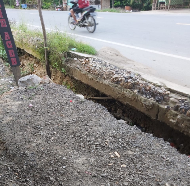 Jalan berongga di Jalan Provinsi Aceh-Medan tepatnya di Bukit Minuran, Aceh Tamiang