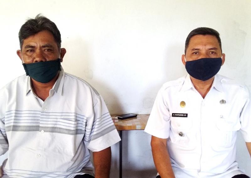 Tokoh masyarakat kecamatan Pasekan Dulbari, 52 dan Camat Pasekan A. Syafrudin AS.  (Taryani)