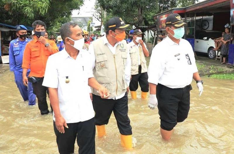 Plt Bupati Indramayu Taufik Hidayat bersama pejabat meninjau banjir di Desa Widasari. (Taryani)
