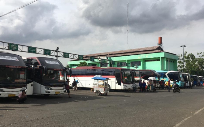 Suasana Bus Terminal Terpadu Bekasi, Jawa Barat.