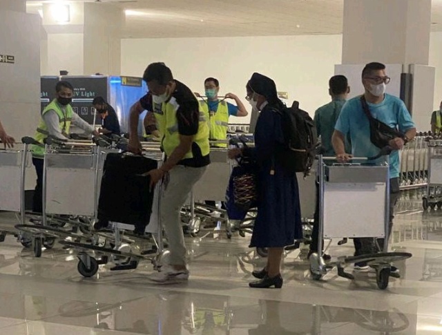 Terlihat penumpang tidak tahu bahwa orang yang membantunya mengangkat bagasi adalah eksekutif Garuda. Sumber foto: LinkedIn Irfan Setiaputra.