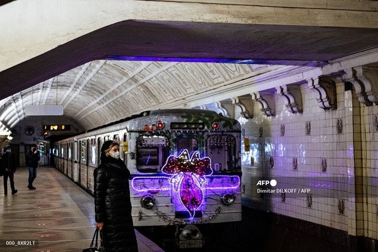 Kereta metro yang dihiasi lampu Natal berangkat dari stasiun metro Belorusskaya di Moskwa pada 25 Desember 2020.(AFP/DIMITAR DILKOFF)