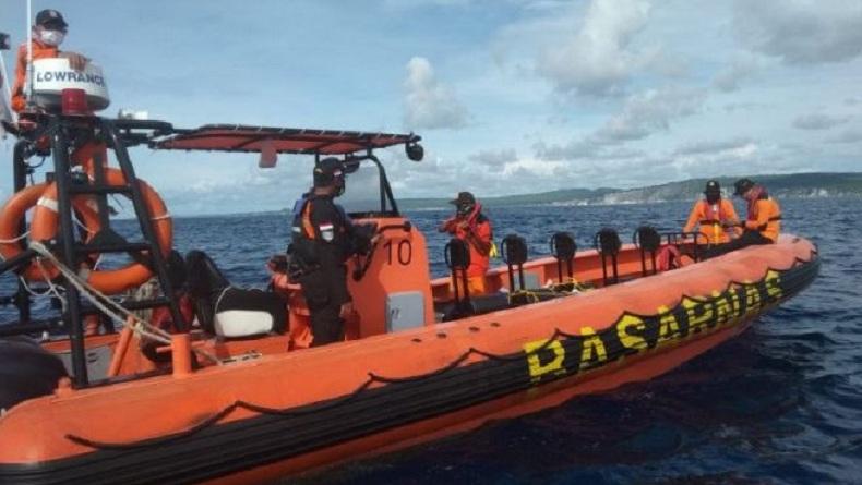 Tim SAR saat mencari dua nelayan yang hilang tenggelam di perairan Pantai Hena, Kabupaten Rote Ndao. (Foto: Basarnas Kupang)