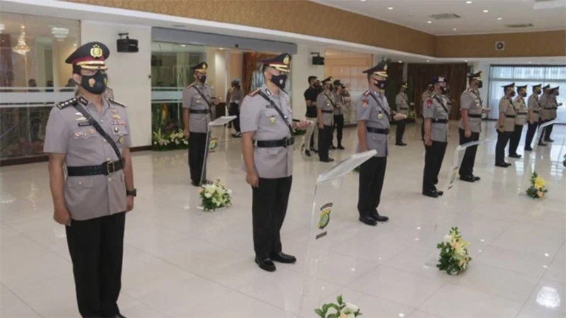 Upacara serah terima jabatan (sertijab) sebanyak 10 kapolres di wilkum Polda Metro Jaya. (foto:istimewa/viva.co.id)