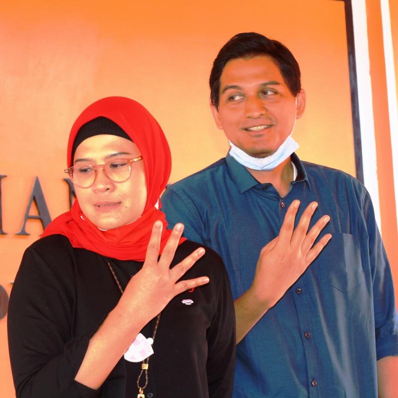Lucky Hakim (kanan) calon wakil bupati Indramayu terpilih berpasangan dengan Nina Agustin Da`i Bachtiar, calon bupati Indramayu terpilih akan dilantik Gubernur Jabar Ridwan Kamil, akhir Februari 2021. (Taryani)