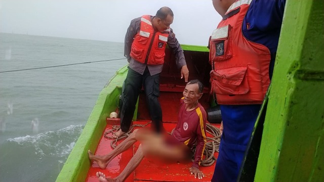Seorang ABK yang kapalnya tenggelam diselamatkan petugas di Perairan Batang, Kamis (7/1/2020). (Foto: Istimewa)
