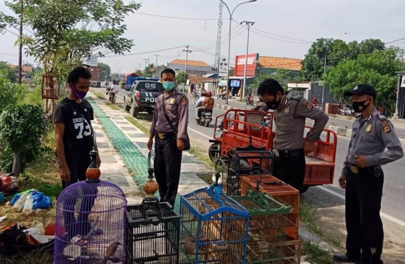 Pedagang burung di wilayah hukum Polsek Sukagumiwang diberi arahan soal pentingnya menerapkan potokol kesehatan. (Taryani)