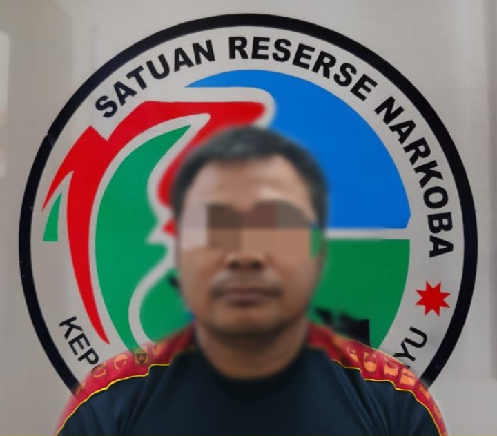Tersangka kepemilikan sabu, SK, 41  diamankan di Mapolres Indramayu Jumat (08/1/2021). (Taryani)