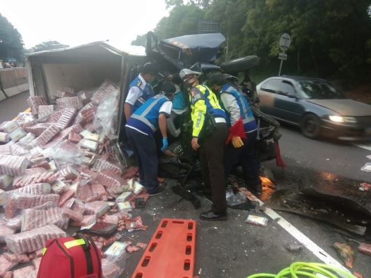 Mobil boks bermuatan makanan ringan terbalik di Tol Cipularang Km 88.200 B. Akibatnya, satu meninggal dunia dan satu lainnya luka-luka. Foto : Inews.id