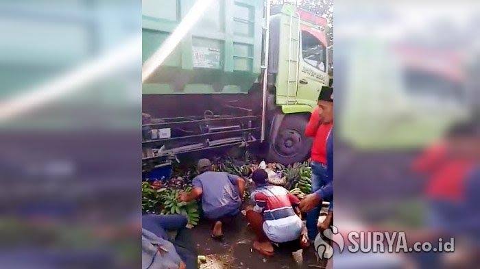 Kecelakaan truk tronton menabrak sejumlah pedagang pasar di sekitaran Pasar Ranuyoso, Lumajang, Sabtu (9/1/2021). Foto: Surya.co.id