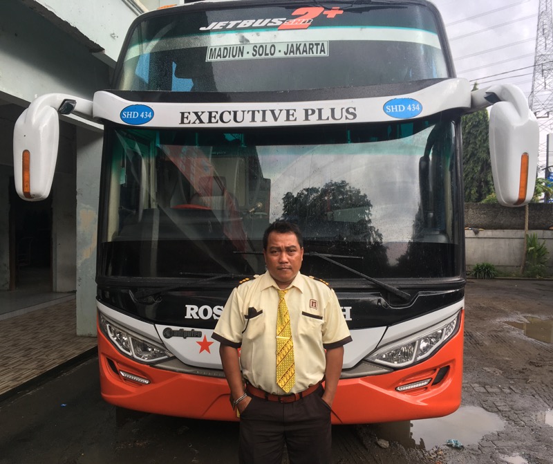 Hadi Setiyo, Pengemudi bus Rosalia Indah. Foto: BeritaTrans.com dan Aksi.id.
