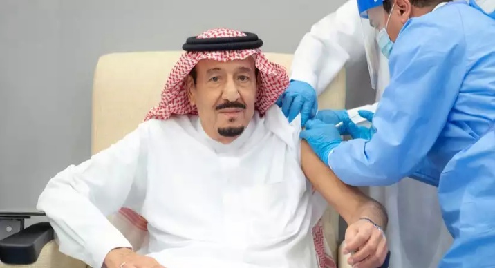 Raja Arab Saudi Salman bin Abduazis al-Saud disuntik vaksin Covid-19 buatan Pfizer. (Foto: Reuters)