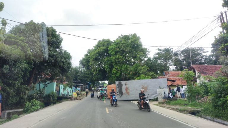 Truk boks terguling di tanjakan baru babi, Desa Kondangsari, Kecamatan Beber, Kabupaten Cirebon. Foto: Yuda Sanjaya/Radar Cirebon