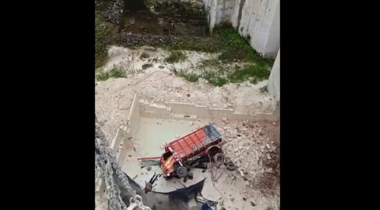 Truk jatuh ke jurang batu kapur di Tuban. (Ahmad Adirin/Liputan6.com)