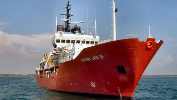 Kapal Baruna Jaya IV memiliki perangkat teknologi canggih sinyal sonar yang mampu mendeteksi objek hingga 2.500 meter di bawah permukaan laut. (dok. NOAA)