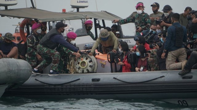 Tim Denjaka TNI AL yang menemukan roda Sriwijaya Air.