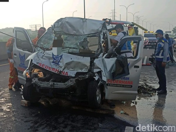 Minibus yang menabrak truk. (Foto: Suparno/detik.com)