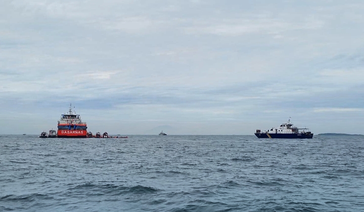 Kapal pengawas perikanan Hiu 010(kanan) dan Kapal Basarnas tengah berpatroli mencari pesawat Sriwijaya Air yang alami kecelakaan. Foto:Istimewa