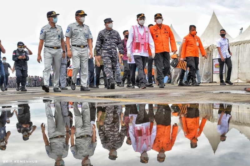 Menhub dan Panglima TNI beserta instansi terkait di titik lokasi kejadian Sriwijaya Air SJ 182