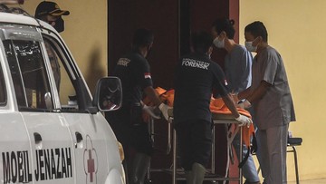 RS Polri telah menerima 7 kantong jenazah diduga korban pesawat Sriwijaya Air SJ 182. (Foto:Antara)