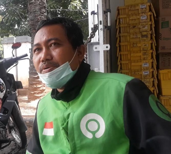 Adi driver ojol, yang juga ketua Speed Jakarta Utara. Foto: BeritaTrans.com dan Aksi.id