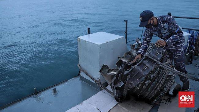 TNI AL mengangkat puing yang diduga bagian turbin dari pesawat Sriwijaya Air SJ 182 yang jatuh di perairan Kepulauan Seribu.