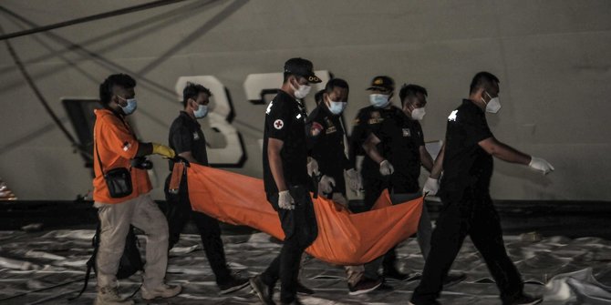 Kantong jenazah bagian tubuh korban Sriwijaya Air dievakuasi.