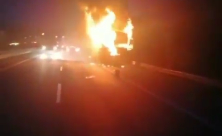 Bus Arimbi yang terbakar di Tol Tanggerang-Merak.