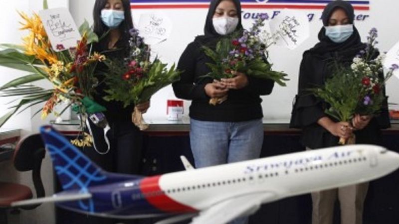 Warga membawa bunga dan berdoa bersama bagi para korban kecelakaan pesawat Sriwijaya Air SJ182 di Solo, Jawa Tengah, Minggu (10/1/2021).