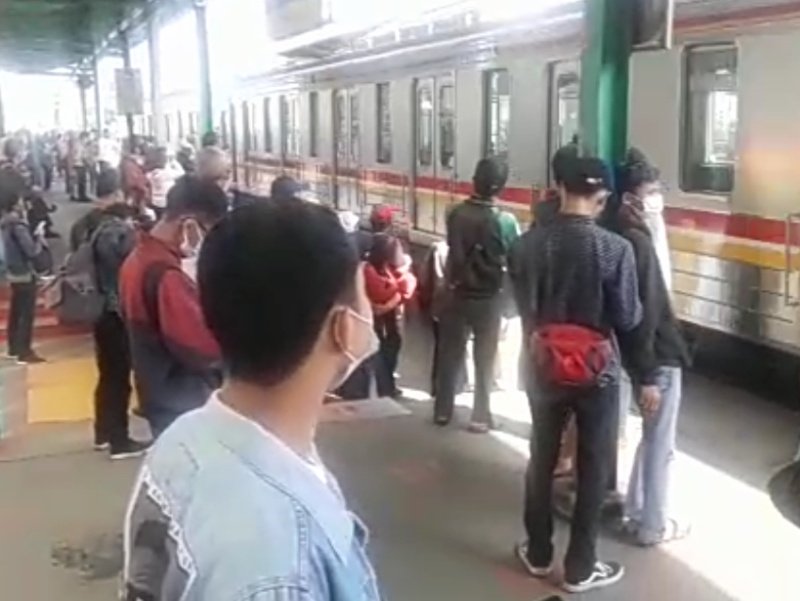 Penumpang kereta komuter tampak hilir mudik, datang dan pergi di Stasiun Manggarai, Senin (11/1/2021) pagi. Foto: BeritaTrans.com/Aksi.id/Bagas