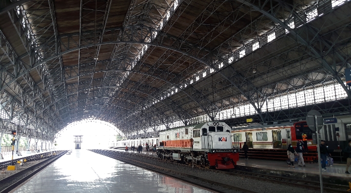 Bagian dalam Stasiun Tanjung Priok, Jakarta Utara.