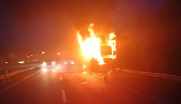 Kondisi bus yang terbakar di KM 75 tol Tangerang Merak. Foto: Bantennews.co.id