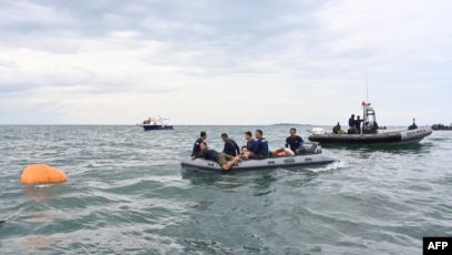 Para penyelam dari TNI AL mulai mengevakuasi serpihan badan pesawat Sriwijaya Air yang jatuh di perairan sekitar Kepulauan Seribu, Minggu, 10 Januari 2021. (Foto: Adek Berry/AFP)