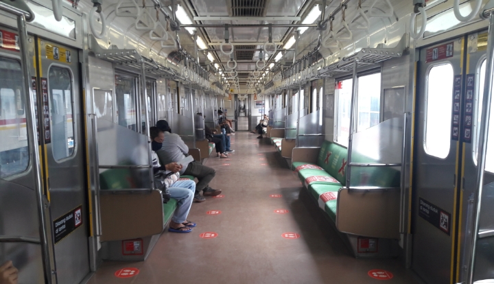 Rangkaian KRL dari arah Stasiun Jakarta Kota menuju Tanjung Priok, Senin (10/1/2021).