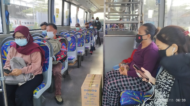 Penumpang Bus Bantuan Gratis BPTJ pada Senin pagi di Stasiun Cikarang. (foto:BeritaTrans.com/ahmad)