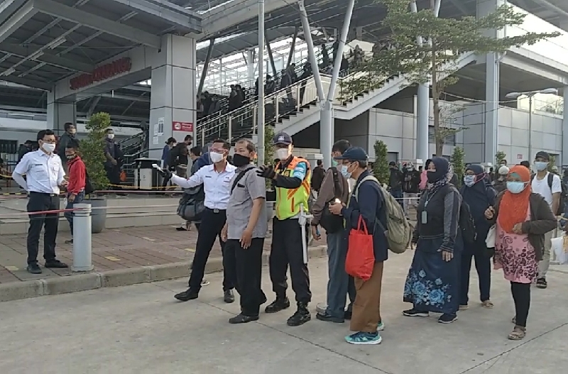 Calon penumpang di Stasiun Cikarang tak diizinkan masuk karena tak sesuai protokol kesehatan. (foto:BeritaTrans.com dan aksi.id/ahmad)