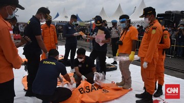 Kantong jenazah berisi potongan tubuh korban jatuhnya pesawat Sriwijaya Air SJ182. (Dok. Basarnas/Agus Basori)