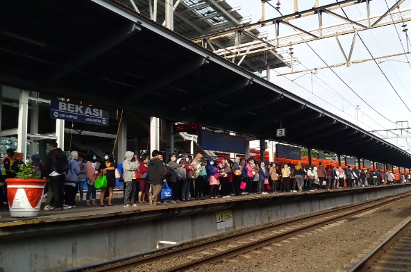 Di Stasiun Bekasi, calon pengguna menanti datangnya KRL arah JakartaKota, Senin (11/1/2021).