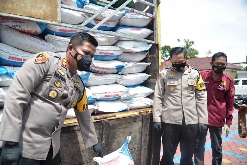 Kapolres Indramayu AKBP Hafidh S Herlambang menunjukkan salah sebuah kemasan pupuk NPK merk Ponska dari Subang yang diselundupkan ke wilayah Indramayu. (Taryani)