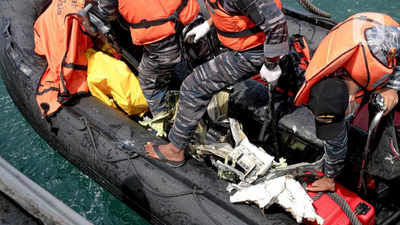 Tim SAR mengevakuasi kantong jenazah berisi puing, pakaian, dan bagian tubuh manusia pascajatuhnya pesawat Sriwijaya Air SJ 182.