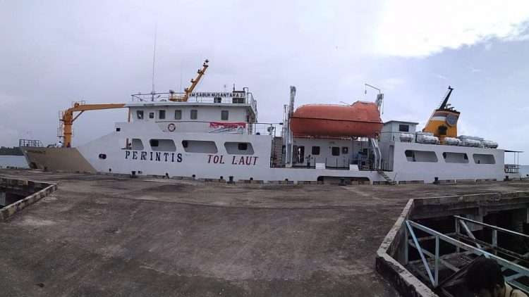 KM Sabuk Nusantara Bersanda di Pelabuhan Teluk Tapang, Pasaman Barat. Foto: Langgam.id