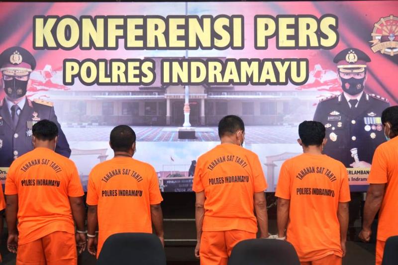 Para tersangka pengedar uang palsu diamankan di Mapolres Indramayu. (Taryani)