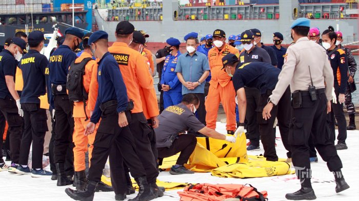 Tim Disaster Victim Identification (DVI) indetifikasi korban hasil pencarian TIM SAR di JICT, Tanjungpriuk, Jakarta Utara, Senin (11/1/2021).Total, Sejumlah korban meninggal dan 53 properti berupa pakaian korban, serpihan maupun pelampung milik pesawat SJ-182 berhasil ditemukan. (WARTAKOTA/Henry Lopulalan) 